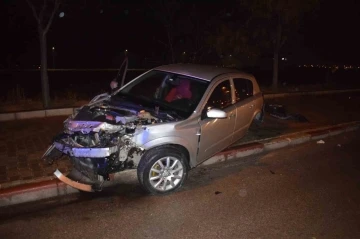 Karaman’da kontrolden çıkan otomobil aydınlatma direğine çarptı

