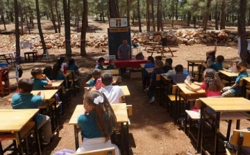 Karaman’da öğrenciler açık havada ders görüyor

