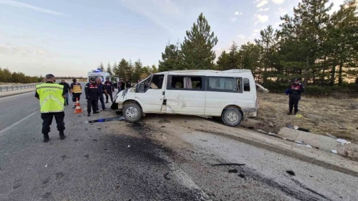 Karaman’da tarım işçilerini taşıyan minibüs devrildi: 2 ölü, 13 yaralı
