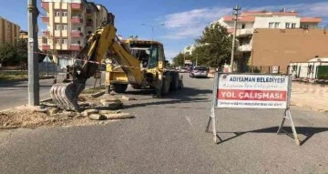 Karapınar Caddesi’nde refüj düzenleme çalışması yapılıyor