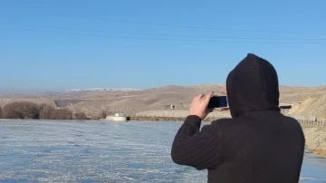 Karasu Nehri ve HES Baraj Gölü buz tuttu
