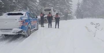 Karda yolda mahsur kalan 4 kişi ölümden döndü
