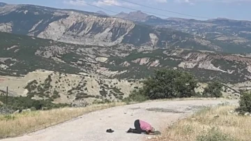 Kardeşinin şehit düştüğü noktada gözyaşları içerisinde namaz kıldı
