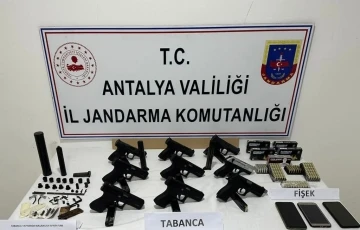 Kargoyla silah ticareti yapan baba ve oğluna jandarma operasyonu
