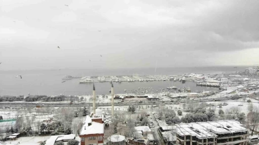 Karla beyaza bürünen Pendik havadan görüntülendi
