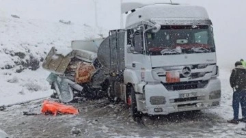 Karlı yolda hatalı sollama can aldı!