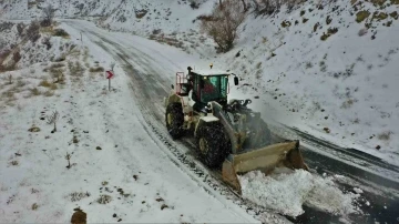 Karlı yolu açarak vatandaşı hastaneye yetiştirildiler
