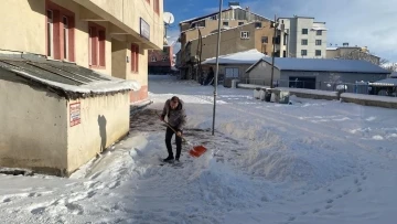 Karlıova’da yoğun kar, 40 köy yolunu ulaşıma kapattı
