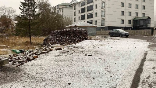 Karlıova’ya mevsimin ilk karı düştü
