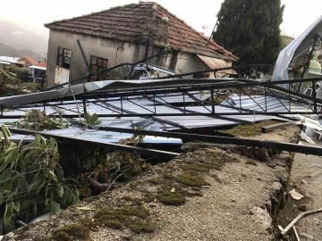 Karpuzlu’da etkili olan fırtına çatıları uçurdu
