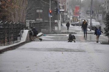 Kars’a mevsimin ilk karı yağdı
