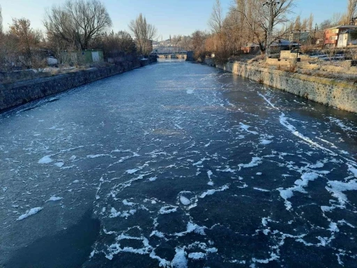 Kars eksi 12’yi gördü, her yer buz tuttu
