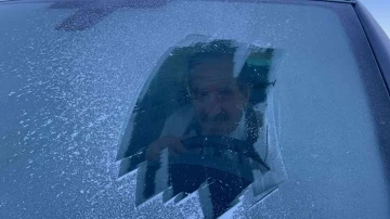 Kars eksi 8’i gördü, araçların camları buz tuttu
