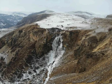 Kars’ın soğuğu şelale dondurdu
