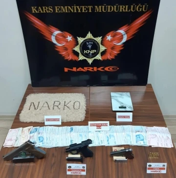 Kars’ta araç tavan lambasına saklanan uyuşturucu polise takıldı
