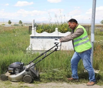 Kars’ta bayram öncesi mezarlıklara bakım yapılıyor
