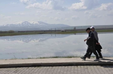 Kars’ta bulutların suya yansıması görenleri büyüledi
