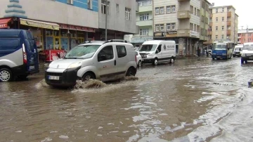 Kars’ta caddeler göle döndü
