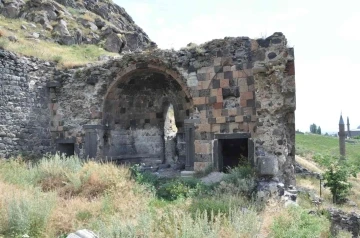 Kars’ta defineciler kiliseyi kazdı
