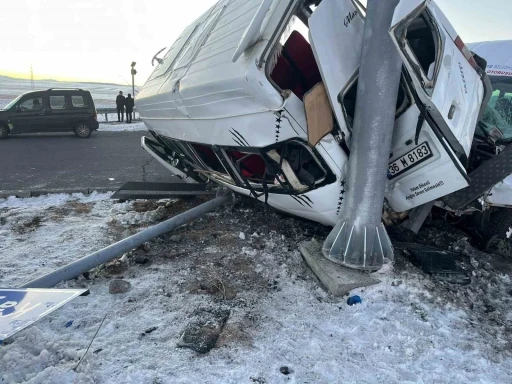 Kars’ta iki minibüs çarpıştı: 13 yaralı
