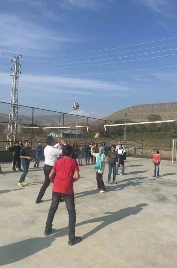 Kars’ta kaymakam öğrencilerle kitap okudu, voleybol oynadı
