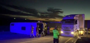 Kars’ta midibüs ile tır çarpıştı: 14 yaralı
