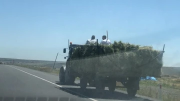 Kars’ta traktör römorkunda tehlikeli yolculuk
