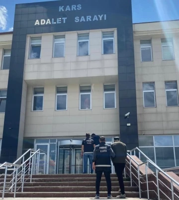 Kars’ta uyuşturucu taciri 2 kişi tutuklandı
