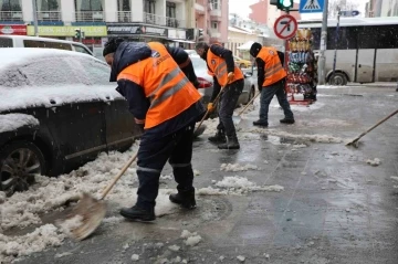 Kars’ta yol ve kaldırımların karı temizleniyor
