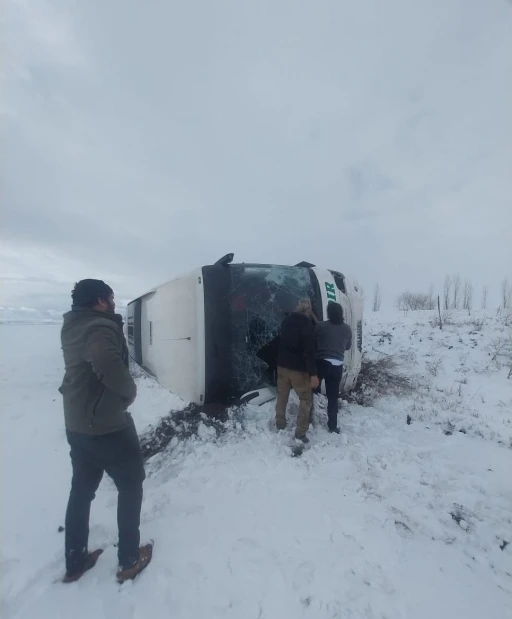 Kars’ta yolcu otobüsü devrildi: Çok sayıda yaralı var
