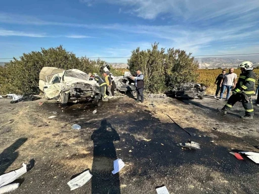 Karşı şeride geçen kamyonet otomobille kafa kafaya çarpıştı: 1 ölü 1 yaralı
