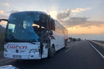 Karşı şeride geçen tır otobüsle kafa kafaya çarpıştı: 2 ölü, 6’sı ağır 20 yaralı