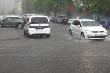 Kars’ta cadde ve sokaklar sular altında kaldı