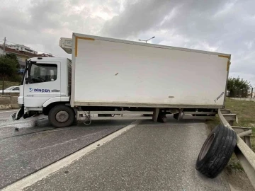 Kartal’da lastiği çıkan kamyon bariyerlere çarptı: Trafik felç oldu
