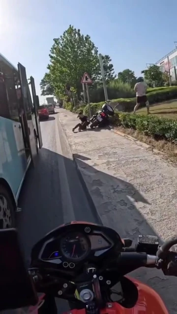Kartal’da motosikletlinin kaldırımdaki kadına çarptığı anlar kamerada
