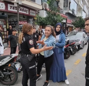 Kasksız yakalanan motosikletli kadın, polisleri çileden çıkardı
