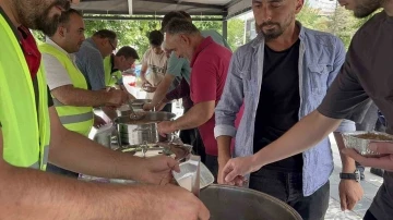 Kastamonu’da cami cemaatine aşure dağıtıldı
