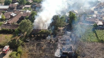 Kastamonu’da çıkan yangında iki ev küle döndü
