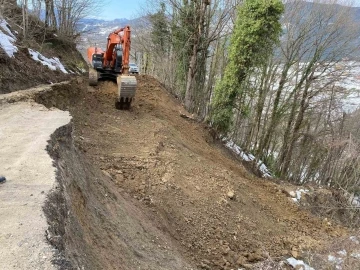 Kastamonu’da heyelan sebebiyle kapanan yol ulaşıma açıldı
