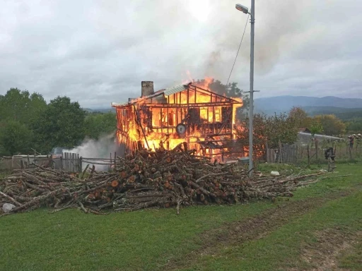 Kastamonu’da iki katlı ahşap ev çıkan yangında küle döndü
