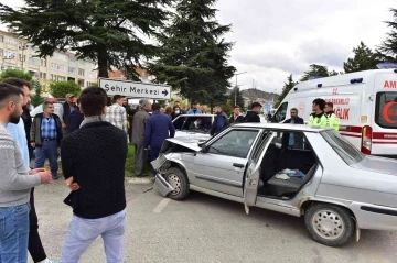 Kastamonu’da iki otomobil kafa kafaya çarpıştı: 1 yaralı
