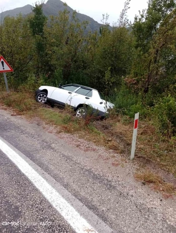 Kastamonu’da kayganlaşan yolda kontrolden çıkan otomobil şarampolde devrildi
