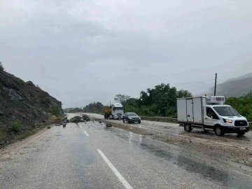Kastamonu’da yağışlar nedeniyle yola kaya parçaları döküldü
