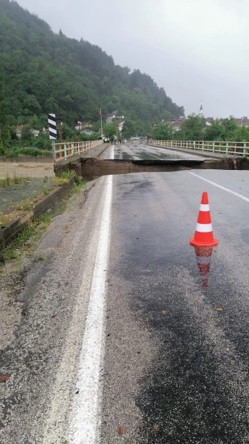 Kastamonu’nun birçok ilçesinin ulaşım yolu trafiğe kapatıldı
