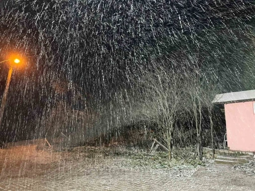 Kastamonu’nun yüksek kesimlerinde kar yağışı etkili oluyor
