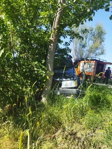 Kavak ağacına çarpan Tofaş araçtaki baba ile kızı ağır yaralandı
