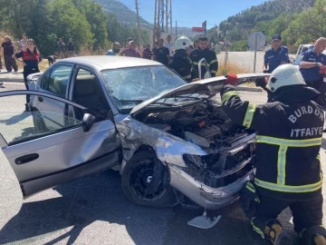 Kavşağa kontrolsüz giren otomobile başka bir otomobil çarptı: 3 yaralı
