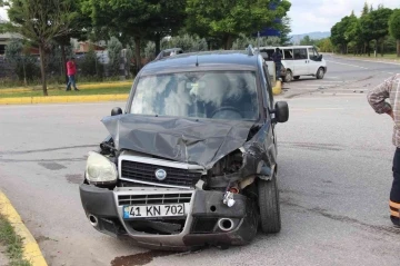 Kavşakta minibüs ile hafif ticari araç çarpıştı
