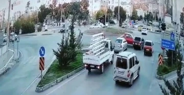 Kavşaktaki zincirleme kaza kamerada: 2 yaralı
