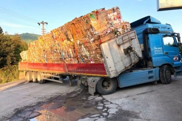 Kavşaktan dönerken makası kırılan tır, trafiği kilitledi